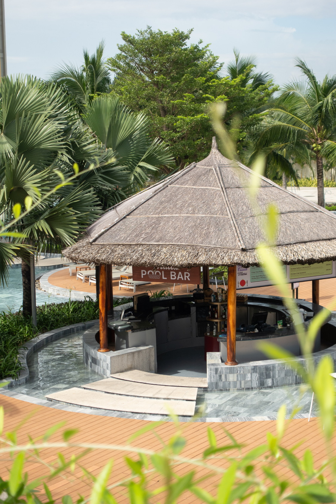 Overview Maila Pool bar